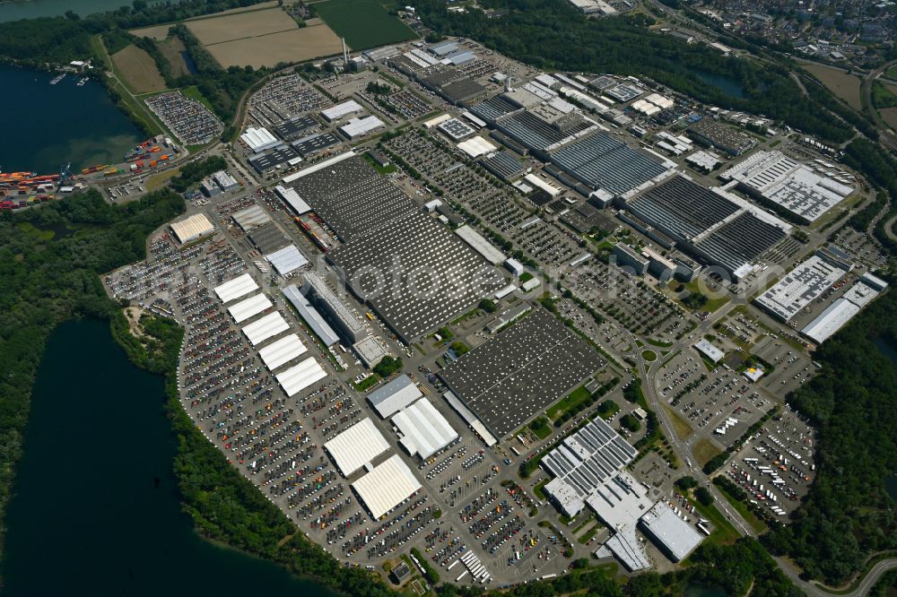 Aerial image Wörth am Rhein - Buildings and production halls on the vehicle construction site and parking spaces for new vehicles in Woerth am Rhein in the state Rhineland-Palatinate, Germany