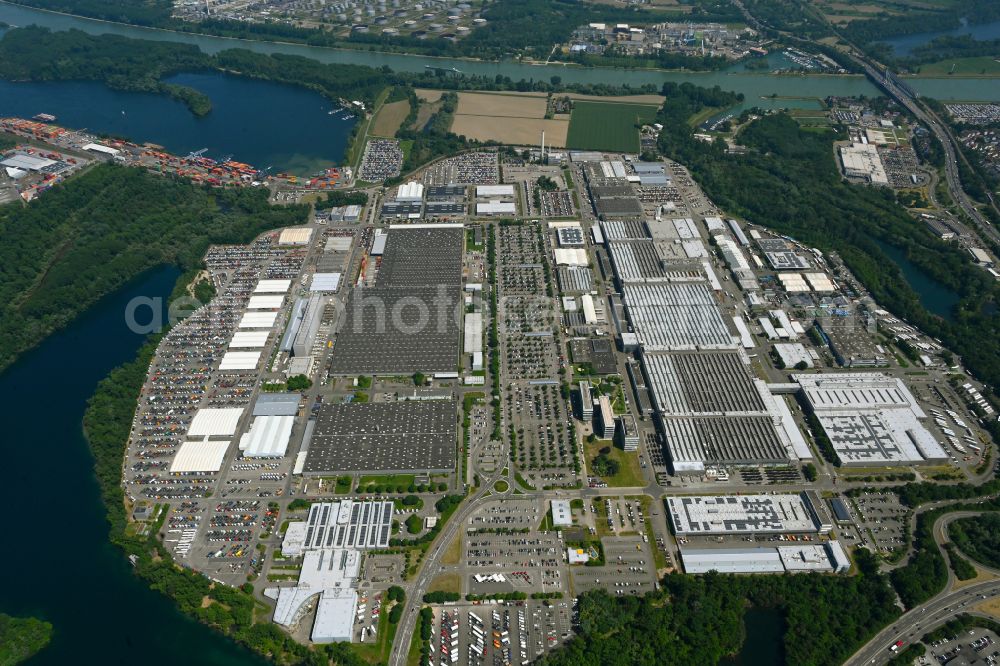 Aerial photograph Wörth am Rhein - Buildings and production halls on the vehicle construction site and parking spaces for new vehicles in Woerth am Rhein in the state Rhineland-Palatinate, Germany