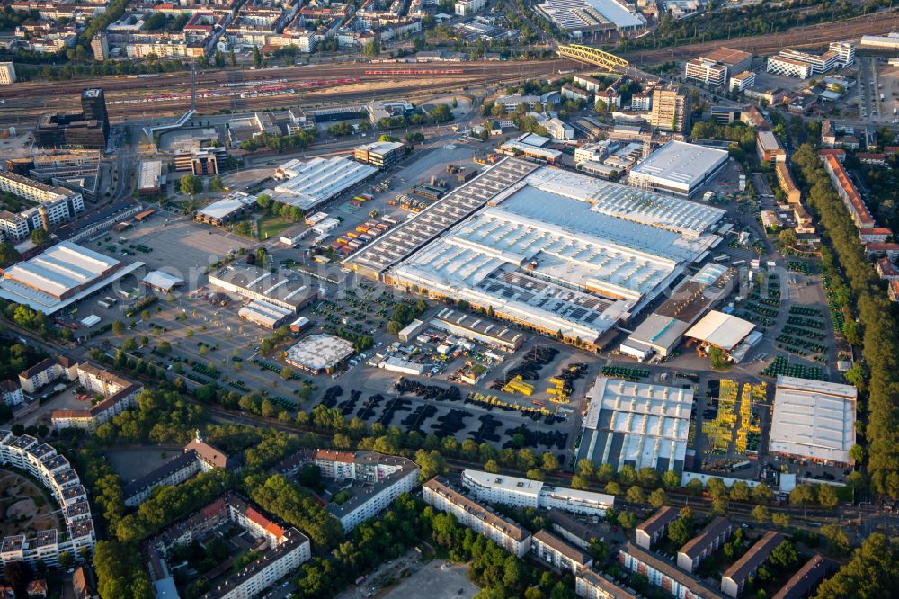 Aerial photograph Mannheim - Buildings and production halls on the vehicle construction site John Deere Europe on street John-Deere-Strasse in the district Lindenhof in Mannheim in the state Baden-Wurttemberg, Germany