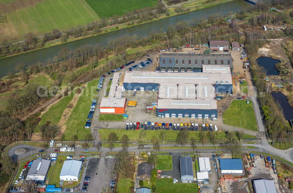 Aerial photograph Voerde (Niederrhein) - Buildings and production halls on the vehicle construction site of KROLL Fahrzeugbau-Umwelttechnik GmbH in the Roentgen-Strasse in Voerde (Niederrhein) in the state North Rhine-Westphalia, Germany