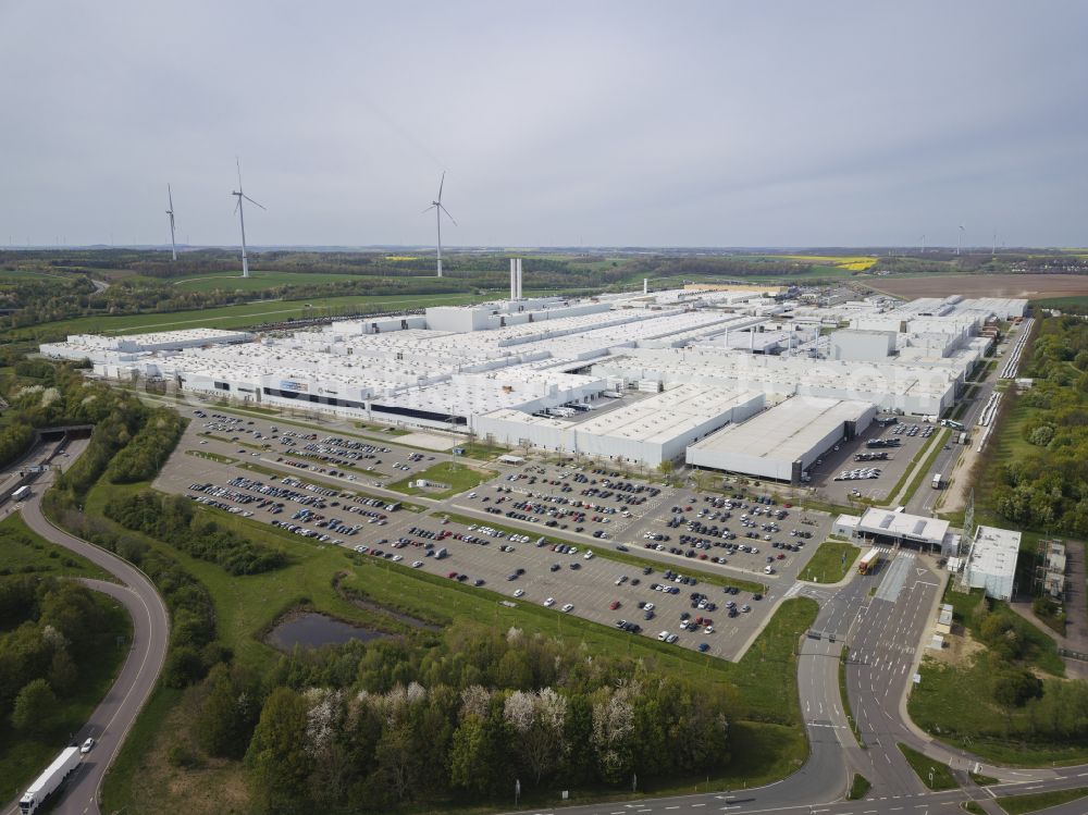 Zwickau from above - Buildings and production halls on the vehicle construction site of VW Volkawagen AG in the district Mosel in Zwickau in the state Saxony, Germany