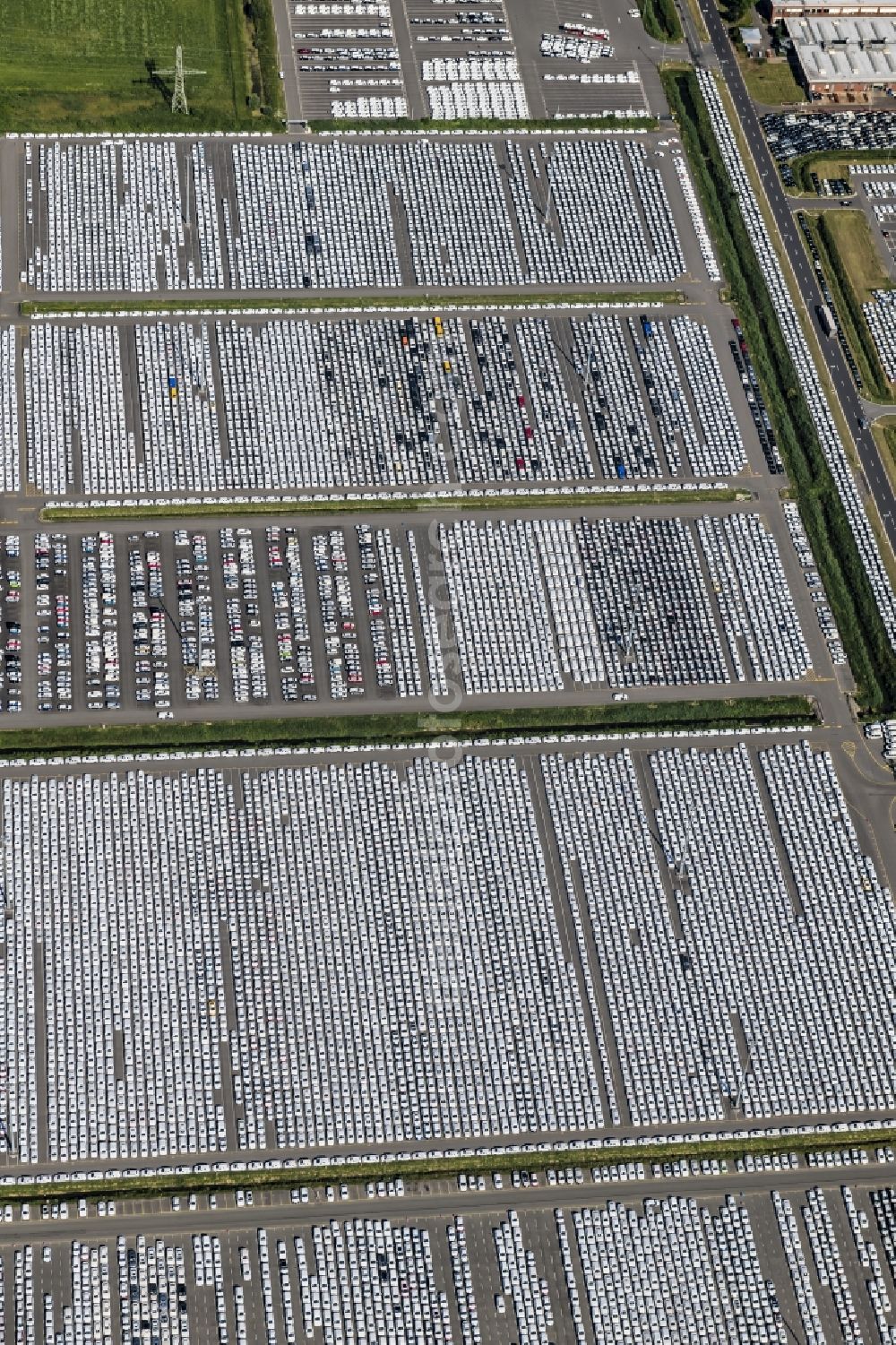 Aerial photograph Emden - Buildings and production halls on the vehicle construction site of Volkswagen AG in Emden in the state Lower Saxony, Germany