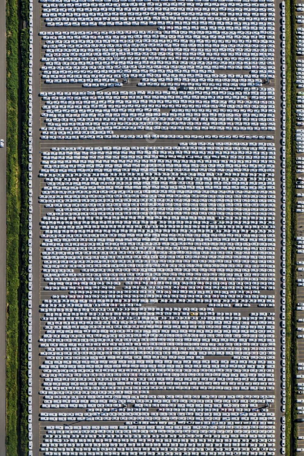 Emden from the bird's eye view: Buildings and production halls on the vehicle construction site of Volkswagen AG in Emden in the state Lower Saxony, Germany