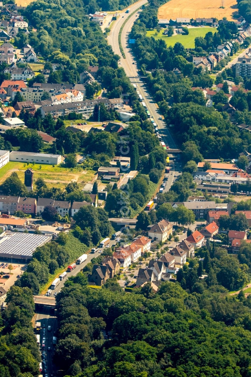 Gladbeck from the bird's eye view: Motor vehicles in traffic along the Fereral street B224 in Gladbeck in the state North Rhine-Westphalia