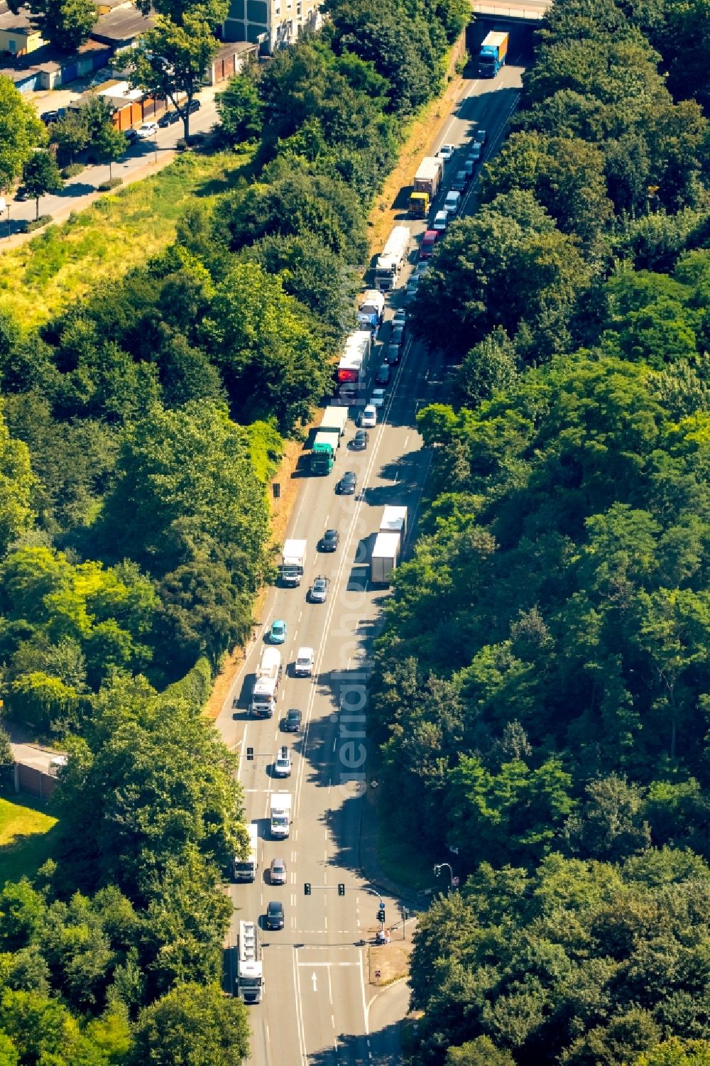 Gladbeck from above - Motor vehicles in traffic along the Fereral street B224 in Gladbeck in the state North Rhine-Westphalia