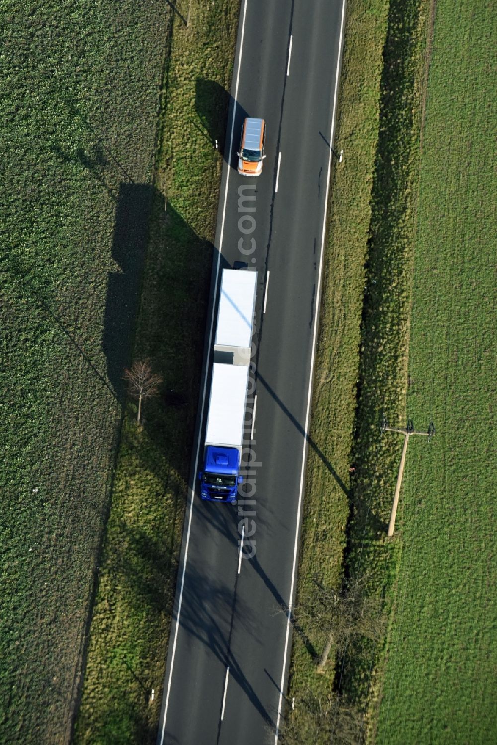 Krostitz from above - Motor vehicles in traffic along the Landstrasse S4 in Krostitz in the state Saxony