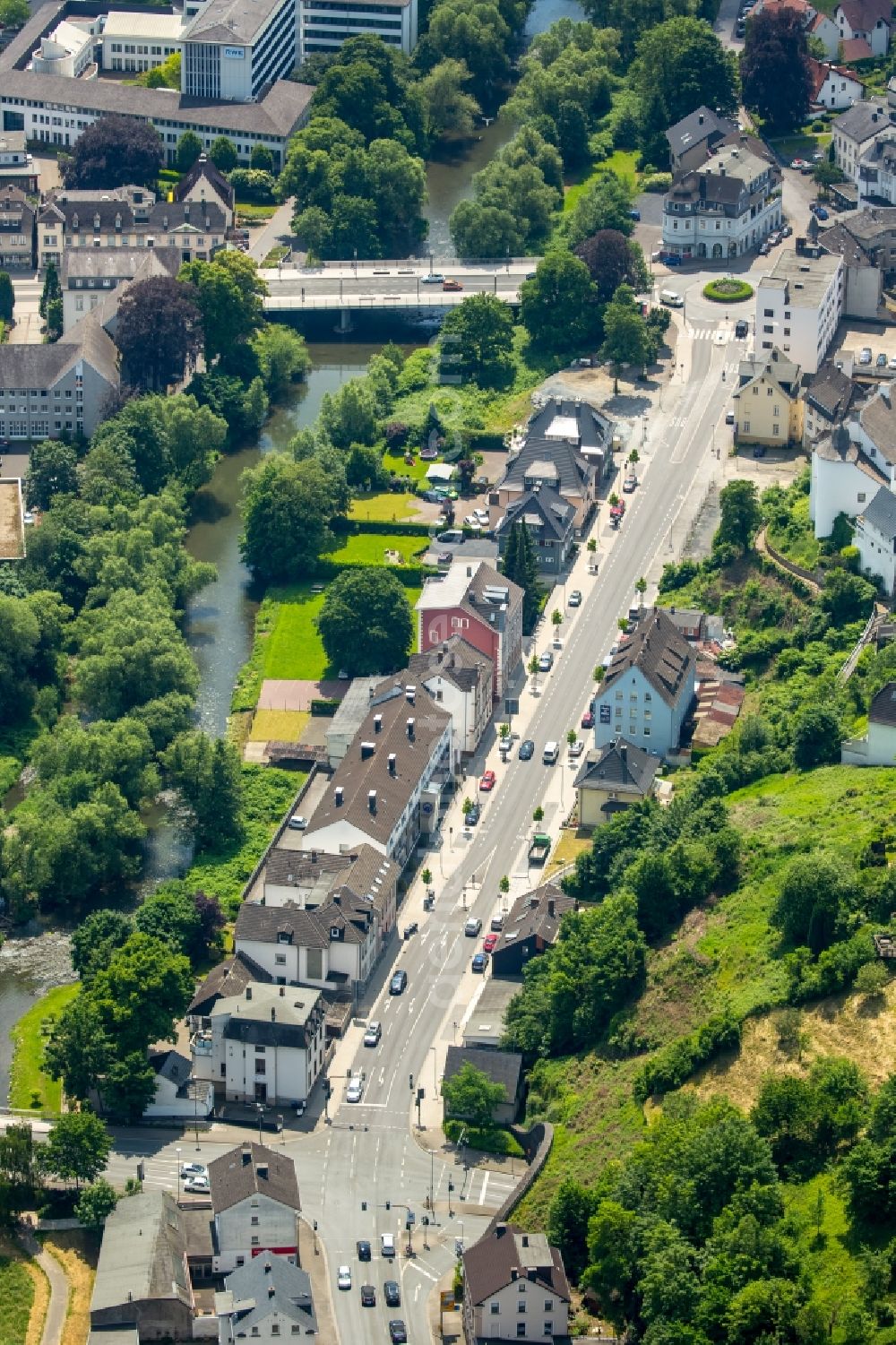 Aerial image Arnsberg - Motor vehicles on the road along the Ruhr road towards Brueckenplatz in Arnsberg in North Rhine-Westphalia