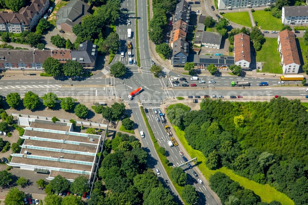 Essen from the bird's eye view: Motor vehicles in traffic along the Segerothstrasse corner of Grillosterasse in Essen in the state North Rhine-Westphalia, Germany