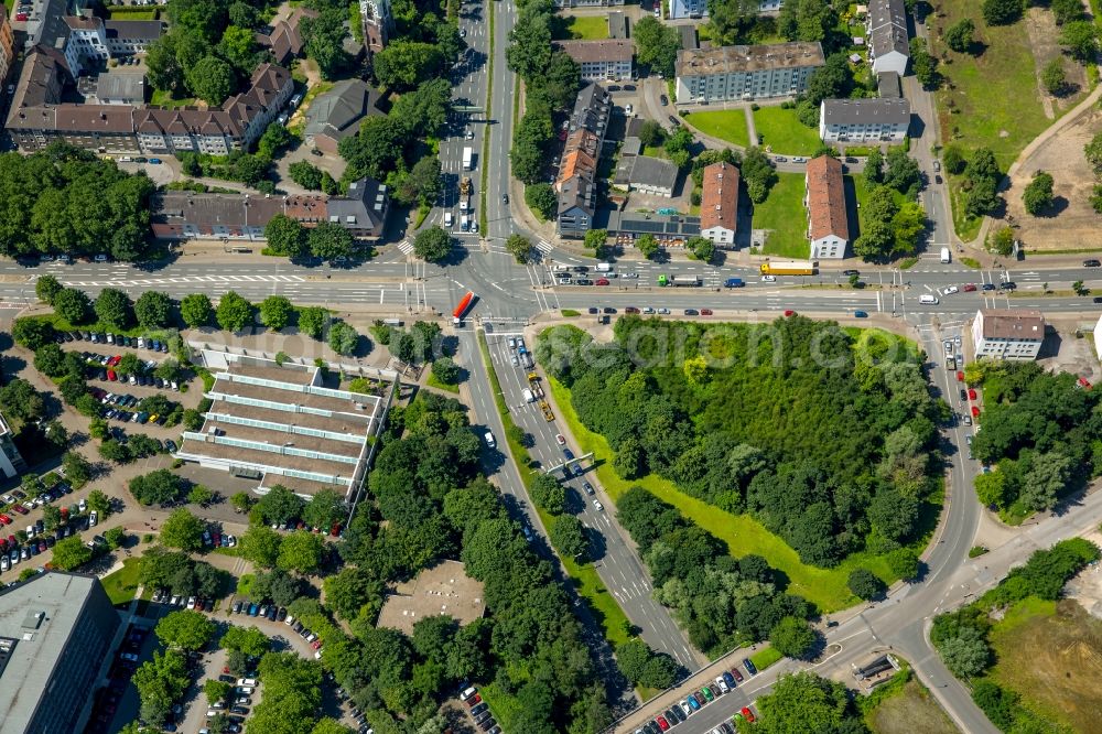 Aerial image Essen - Motor vehicles in traffic along the Segerothstrasse corner of Grillosterasse in Essen in the state North Rhine-Westphalia, Germany