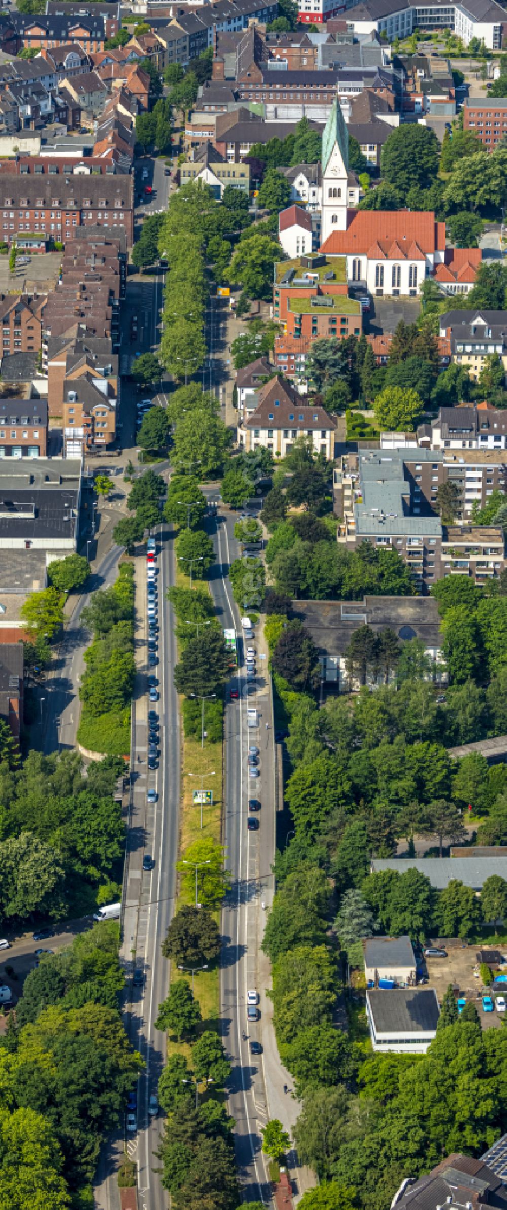 Aerial photograph Gladbeck - Motor vehicles in traffic along the in Gladbeck at Ruhrgebiet in the state North Rhine-Westphalia, Germany