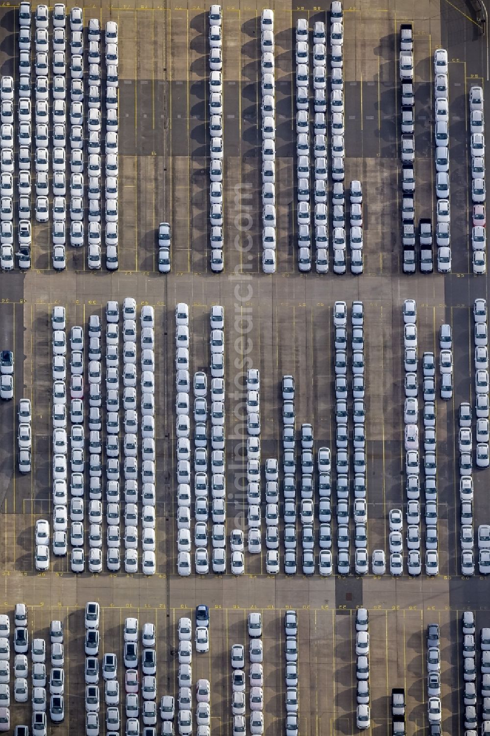 Hamburg from above - Vehicle series for the shipment of new cars and used cars and trucks for export from Hamburg