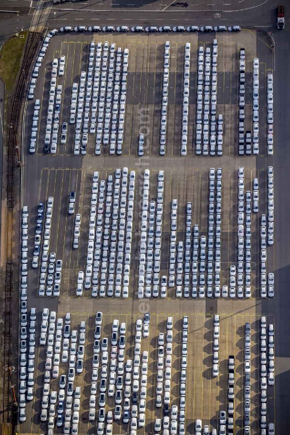 Hamburg from the bird's eye view: Vehicle series for the shipment of new cars and used cars and trucks for export from Hamburg