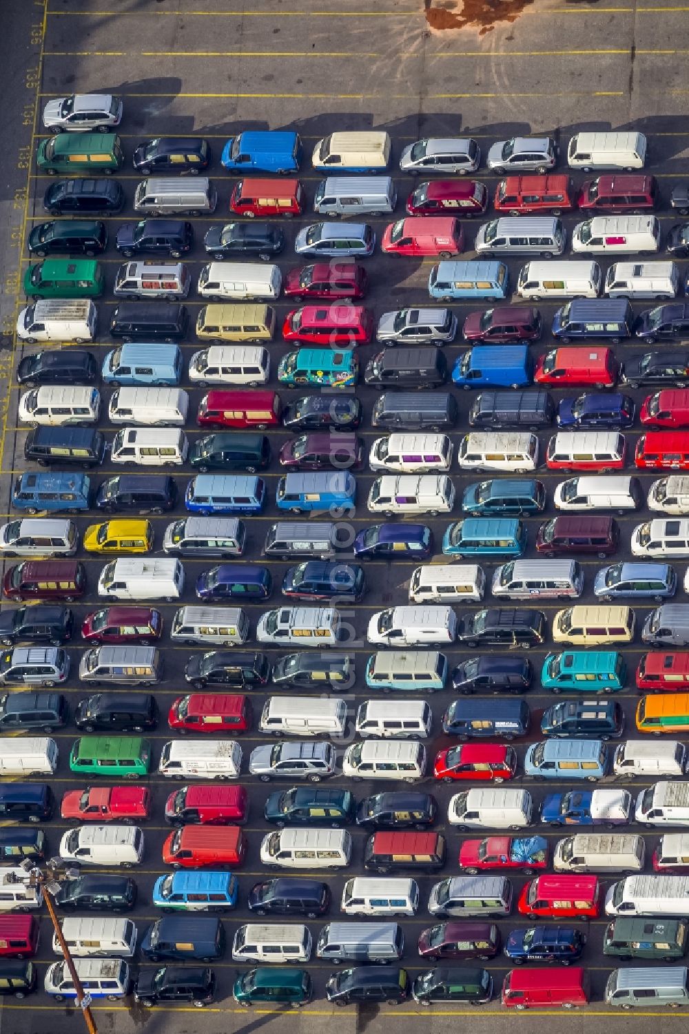 Aerial photograph Hamburg - Vehicle series for the shipment of new cars and used cars and trucks for export from Hamburg