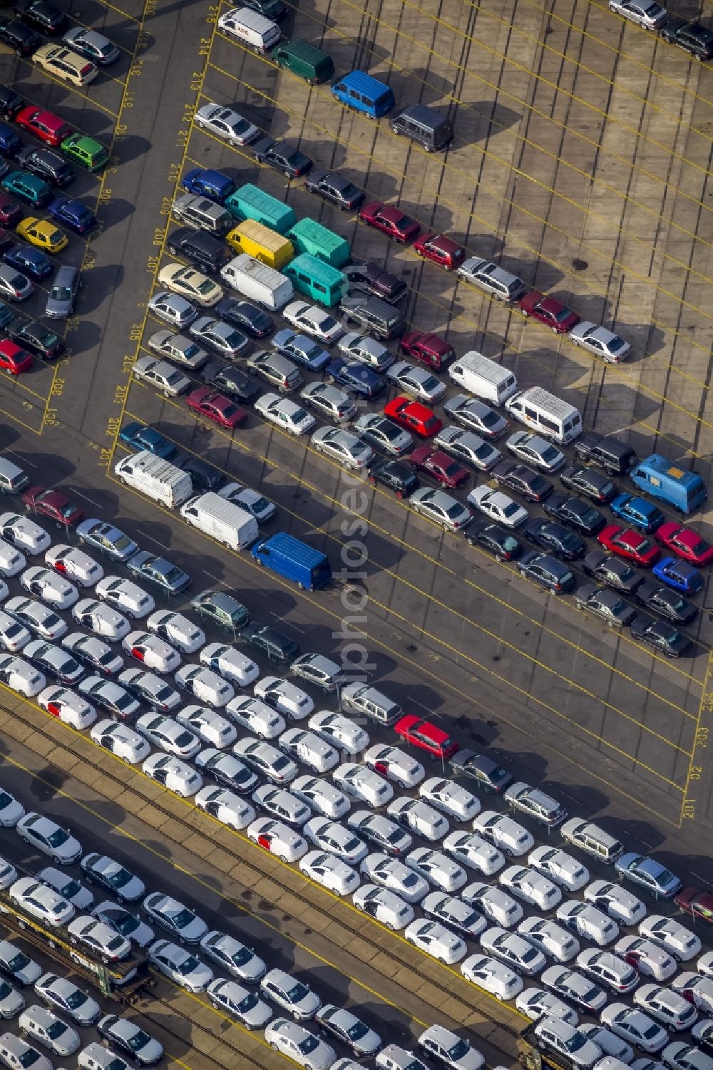 Hamburg from above - Vehicle series for the shipment of new cars and used cars and trucks for export from Hamburg