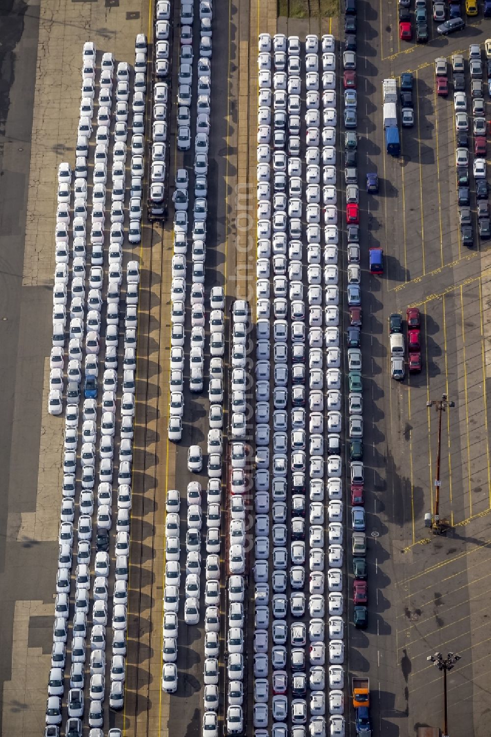 Aerial photograph Hamburg - Vehicle series for the shipment of new cars and used cars and trucks for export from Hamburg