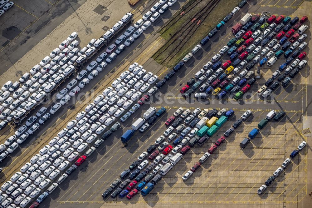 Hamburg from the bird's eye view: Vehicle series for the shipment of new cars and used cars and trucks for export from Hamburg