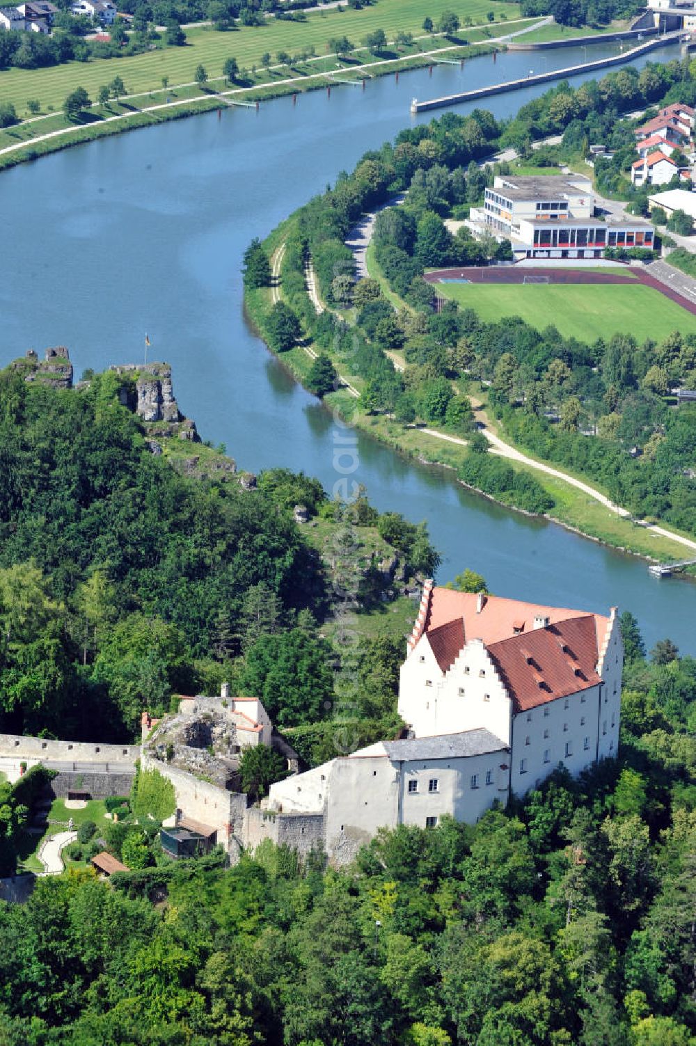 Riedenburg / Bayern from above - Der Falkenhof Schloss Rosenburg an der Altmühl in Riedenburg, Bayern. In der Burg befindet sich ein Museum über die Geschichte der Falknere und der Burgherren. The falconry castle Rosenburg at the river Altmuehl in Riedenburg, Bavaria. Inside there is a museum about the history of falconry and the lord of the castle.