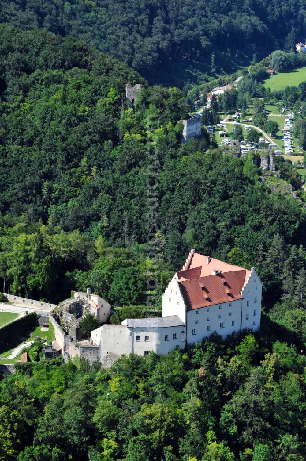 Aerial image Riedenburg / Bayern - Der Falkenhof Schloss Rosenburg an der Altmühl in Riedenburg, Bayern. In der Burg befindet sich ein Museum über die Geschichte der Falknere und der Burgherren. The falconry castle Rosenburg at the river Altmuehl in Riedenburg, Bavaria. Inside there is a museum about the history of falconry and the lord of the castle.