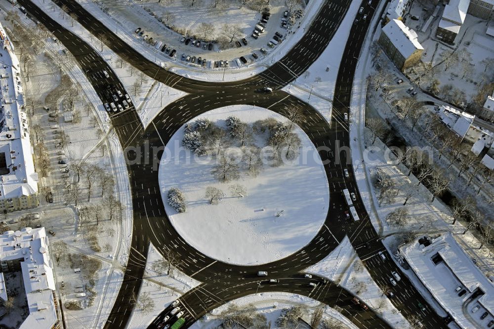 Berlin from above - Der winterlich mit Schnee bedeckte Falkenseer Platz in Berlin-Spandau. The wintery snow-covered Falkenseer Platz in Berlin-Spandau.