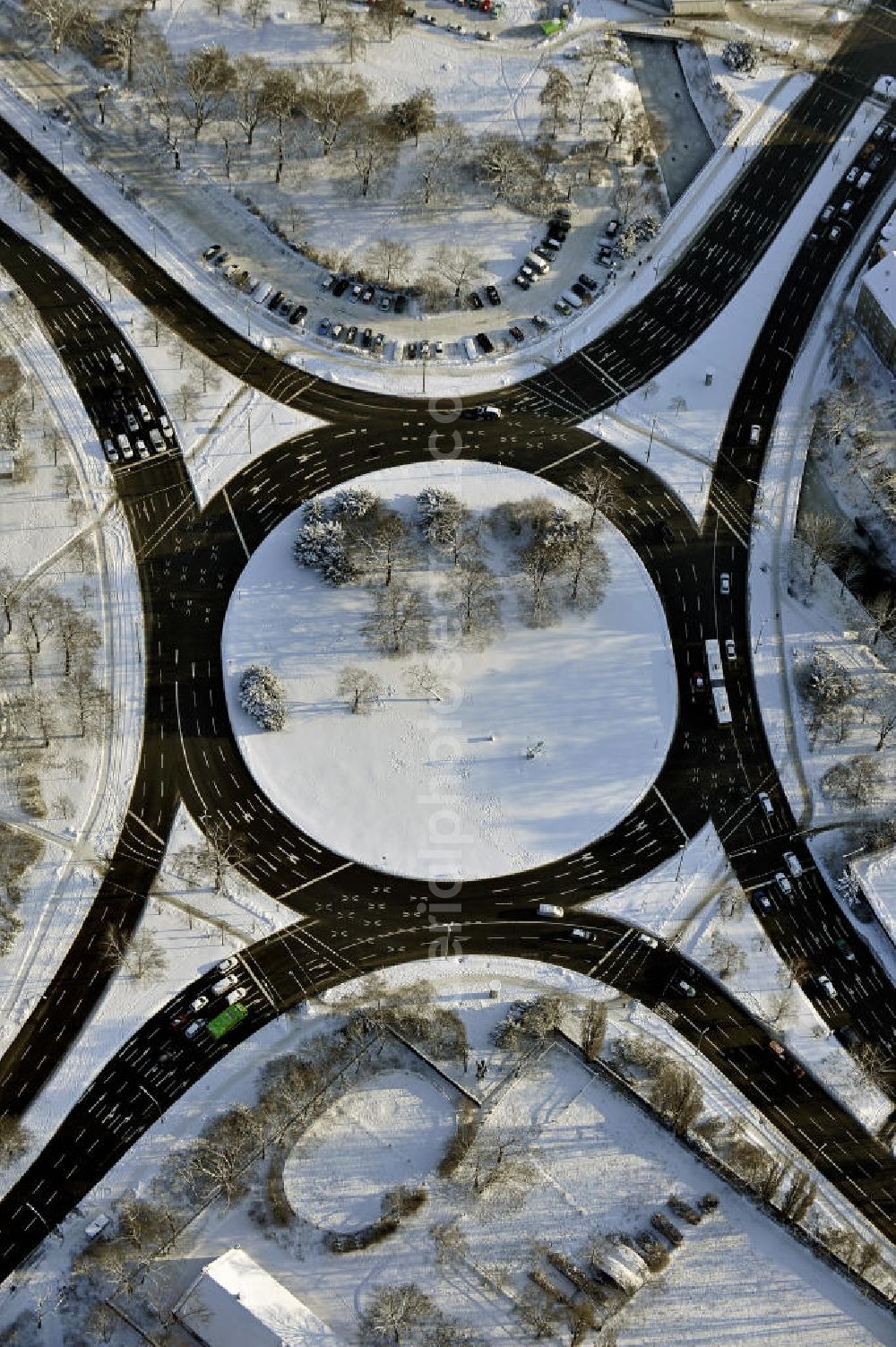 Aerial image Berlin - Der winterlich mit Schnee bedeckte Falkenseer Platz in Berlin-Spandau. The wintery snow-covered Falkenseer Platz in Berlin-Spandau.