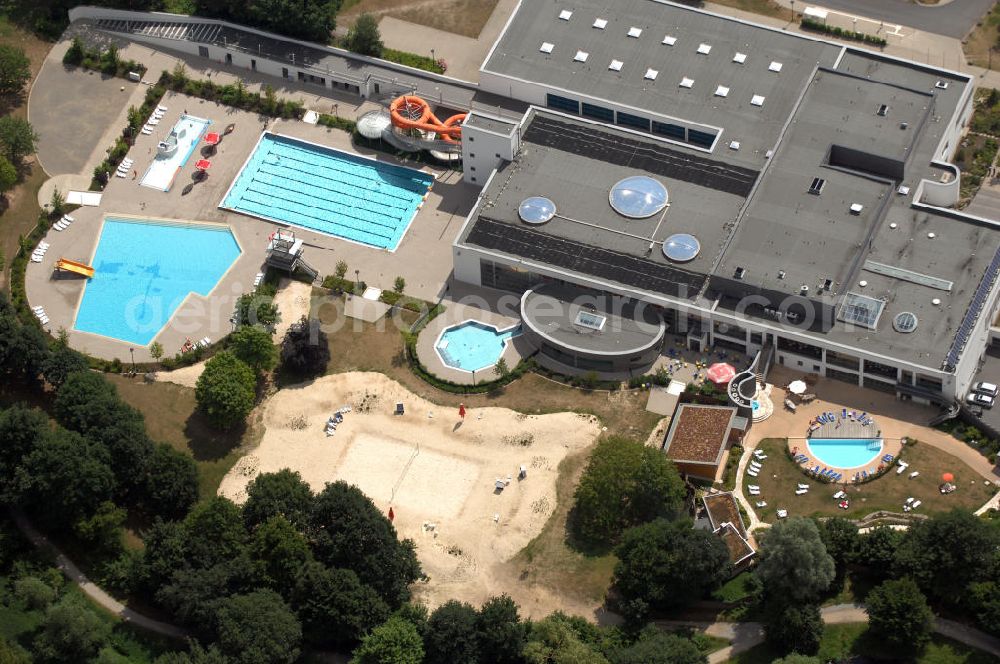 Osnabrück from above - Blick auf das Familien- und Freizeitbad Nettebad in Osnabrück-Haste. Als Angebot erwartet Sie ein Freizeitbad, ein Sportbad, ein Schwimmbecken im Aussenbereich und eine Saunalandschaft. Kontakt: Nettebad, Im Haseesch 6, 49090 Osnabrück, Tel. +49(0)541 344 666, Fax +49(0)541 344 629, Email: baeder@stw-os.de