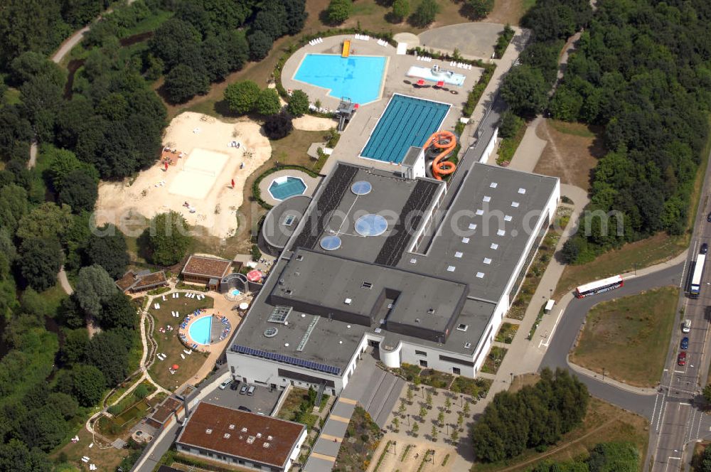 Osnabrück from the bird's eye view: Blick auf das Familien- und Freizeitbad Nettebad in Osnabrück-Haste. Als Angebot erwartet Sie ein Freizeitbad, ein Sportbad, ein Schwimmbecken im Aussenbereich und eine Saunalandschaft. Kontakt: Nettebad, Im Haseesch 6, 49090 Osnabrück, Tel. +49(0)541 344 666, Fax +49(0)541 344 629, Email: baeder@stw-os.de