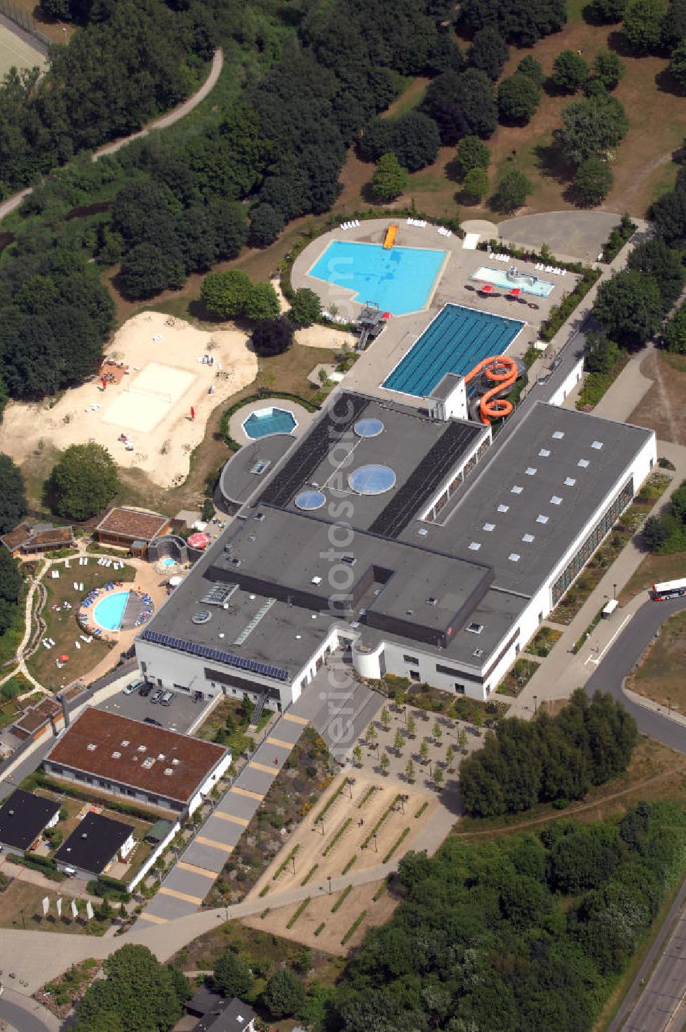 Aerial image Osnabrück - Blick auf das Familien- und Freizeitbad Nettebad in Osnabrück-Haste. Als Angebot erwartet Sie ein Freizeitbad, ein Sportbad, ein Schwimmbecken im Aussenbereich und eine Saunalandschaft. Kontakt: Nettebad, Im Haseesch 6, 49090 Osnabrück, Tel. +49(0)541 344 666, Fax +49(0)541 344 629, Email: baeder@stw-os.de