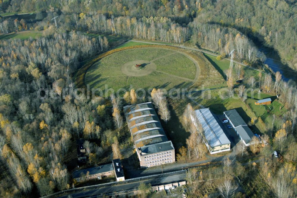 Eberswalde from above - Blick auf den Familiengarten am Gelände des ehemaligen VEB Kranbau Eberswalde. Der Familiengarten Eberswalde auf dem Gelände der Landesgartenschau 2002 bietet nicht nur eine schöne und interessante Gartenlandschaft. Er integriert gleichzeitig mit mehreren Industriedenkmalen entlang des romantisch gelegenen Finowkanals seine mehr als 300-jährige Geschichte. Eine zauberhafte Spiellandschaft, eine Tretbootfahrt in den unterirdischen Archen oder der Blick von der 28 m hohen Aussichtsplattform des „Eberkran“ sowie ein vielfältiges Veranstaltungsangebot bieten Abenteuer, Spaß und Unterhaltung für die gesamte Familie. Die 17 Hektar große Fläche liegt zwischen dem Finowkanal, der einstigen preußischen Wasserstraße, und der 42.600 Seelen - Gemeinde Eberswalde. Sie besitzt eine geschwungene amorphe Form, schmiegt sich in die Biegung des Kanals und weitet sich trichterförmig zum Nord-Osten hin aus. In diesem ausgedehnten Gelände, liegt das Waldstück, in dessen Mitte sich ein grüner runder Hügel, der einstige Deponieberg, erhebt. Ein radiales Raster von 40 cm breiten Stahlbändern verteilt sich über das gesamte Gelände. Auf einer 50 m breiten und etwa 330 m langen Fläche sind Themengärten eingefügt. Kontakt: Stadt Eberswalde, Familiengarten Eberswalde, Am Alten Walzwerk 1, 16227 Eberswalde, Tel.: 03334 / 384910, E-Mail: info@familiengarten-eberswalde.de,