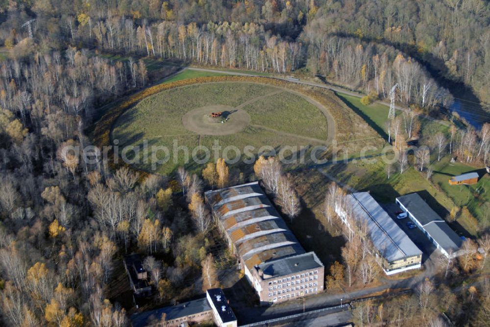 Eberswalde from the bird's eye view: Blick auf den Familiengarten am Gelände des ehemaligen VEB Kranbau Eberswalde. Der Familiengarten Eberswalde auf dem Gelände der Landesgartenschau 2002 bietet nicht nur eine schöne und interessante Gartenlandschaft. Er integriert gleichzeitig mit mehreren Industriedenkmalen entlang des romantisch gelegenen Finowkanals seine mehr als 300-jährige Geschichte. Eine zauberhafte Spiellandschaft, eine Tretbootfahrt in den unterirdischen Archen oder der Blick von der 28 m hohen Aussichtsplattform des „Eberkran“ sowie ein vielfältiges Veranstaltungsangebot bieten Abenteuer, Spaß und Unterhaltung für die gesamte Familie. Die 17 Hektar große Fläche liegt zwischen dem Finowkanal, der einstigen preußischen Wasserstraße, und der 42.600 Seelen - Gemeinde Eberswalde. Sie besitzt eine geschwungene amorphe Form, schmiegt sich in die Biegung des Kanals und weitet sich trichterförmig zum Nord-Osten hin aus. In diesem ausgedehnten Gelände, liegt das Waldstück, in dessen Mitte sich ein grüner runder Hügel, der einstige Deponieberg, erhebt. Ein radiales Raster von 40 cm breiten Stahlbändern verteilt sich über das gesamte Gelände. Auf einer 50 m breiten und etwa 330 m langen Fläche sind Themengärten eingefügt. Kontakt: Stadt Eberswalde, Familiengarten Eberswalde, Am Alten Walzwerk 1, 16227 Eberswalde, Tel.: 03334 / 384910, E-Mail: info@familiengarten-eberswalde.de,