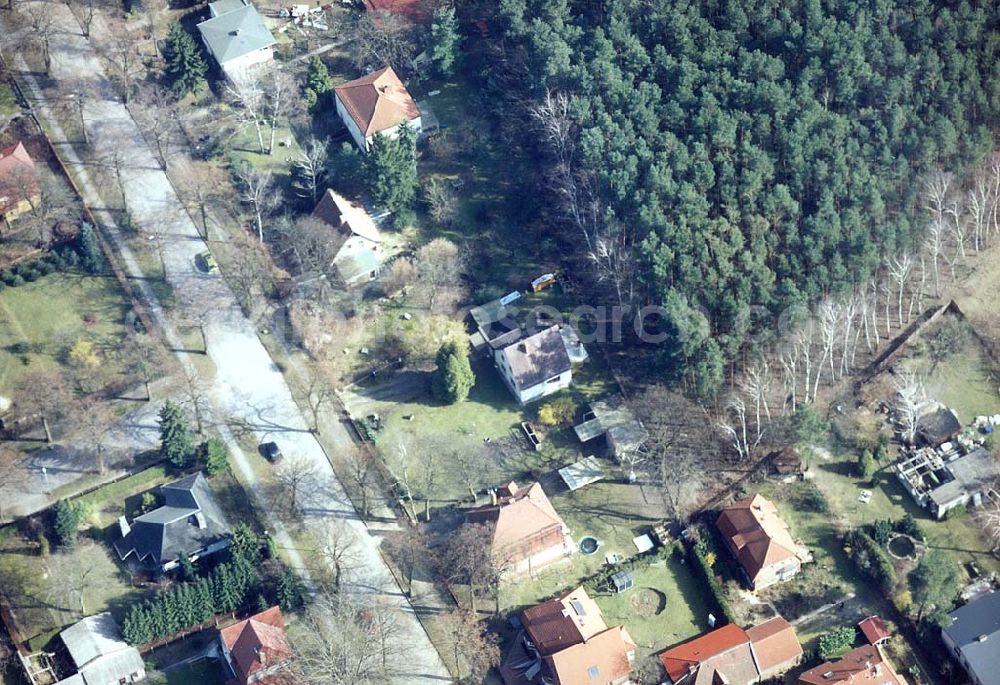 Aerial photograph Schöneiche bei Berlin - Familienhäuser im Goetheweg in Schöneiche. 18.03.02