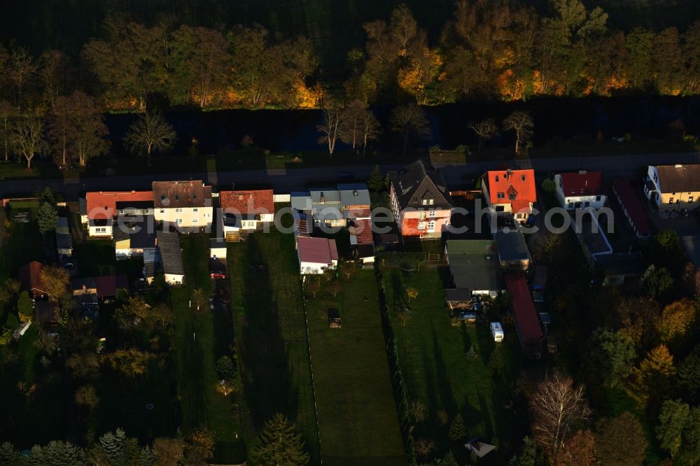 Wandlitz from the bird's eye view: Single-family and multi-family houses with gardens and sheds along the Puschkinstraße and the river Langer Troedel in the local district Zerpenschleuse in Wandlitz in Brandenburg