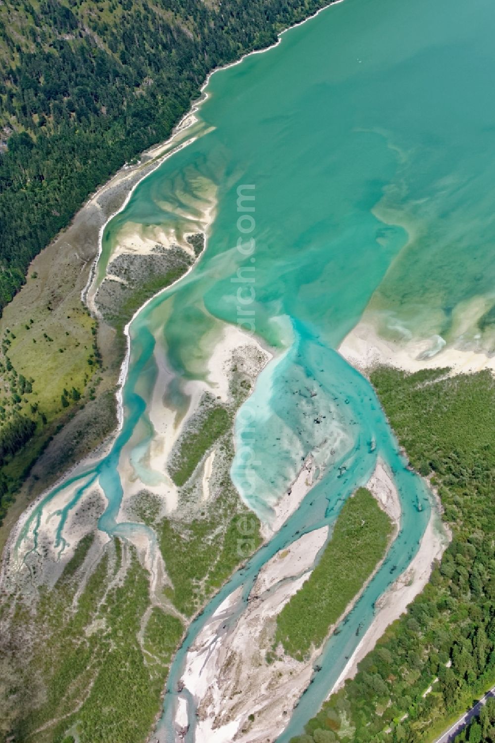 Aerial photograph Lenggries - Play of colors on the river delta of Sylvenstein lake in Isarwinkel at Vorderriss in Bavaria, Germany. The Sylvensteinsee is a reservoir of Isar, Duerrach and Walchen built for flood protection in the Isar valley. Hydropower plants at the dam are used for power generation