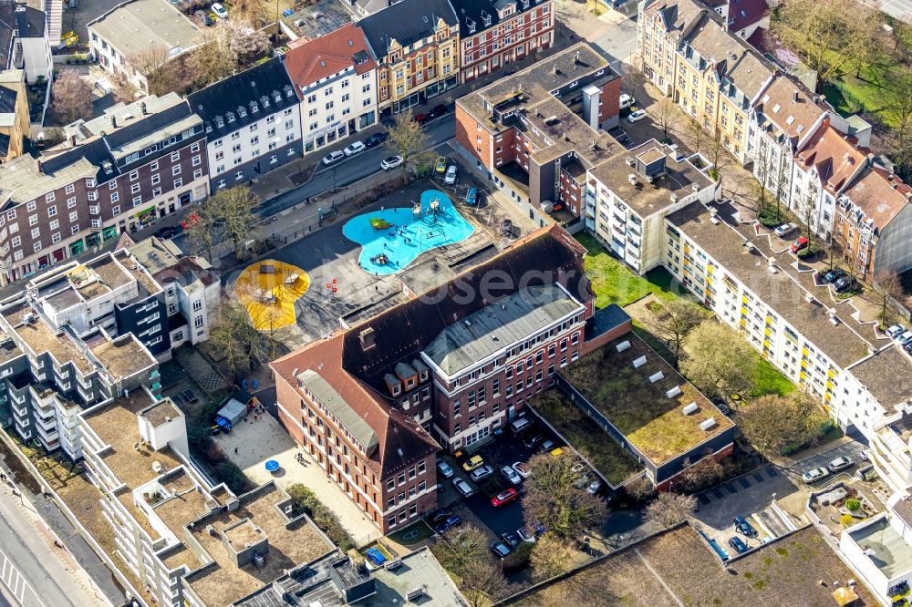 Aerial image Herne - Colored play and adventure areas in the school yard at the school building of the Grundschule Kunterbunt on Neustrasse in Herne in the state North Rhine-Westphalia, Germany