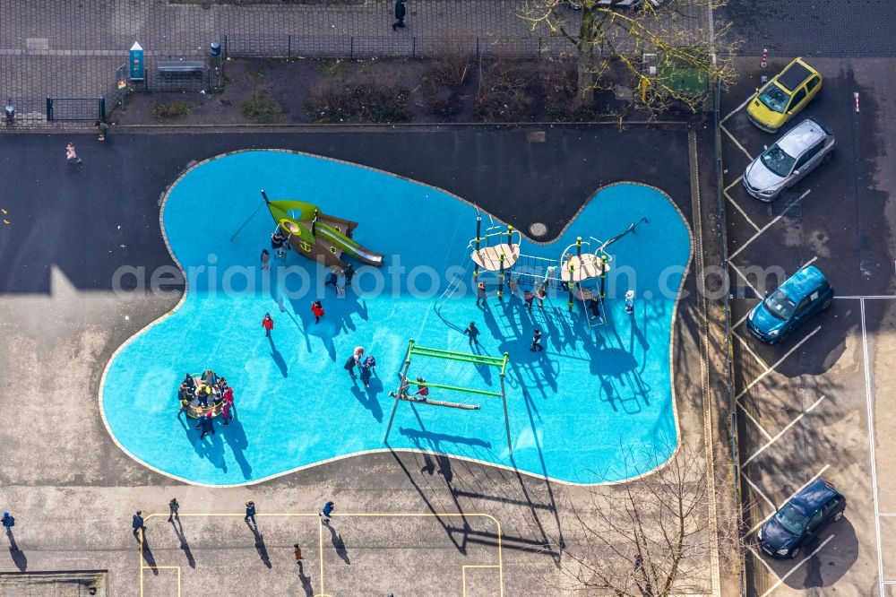 Aerial photograph Herne - Colored play and adventure areas in the school yard at the school building of the Grundschule Kunterbunt on Neustrasse in Herne in the state North Rhine-Westphalia, Germany