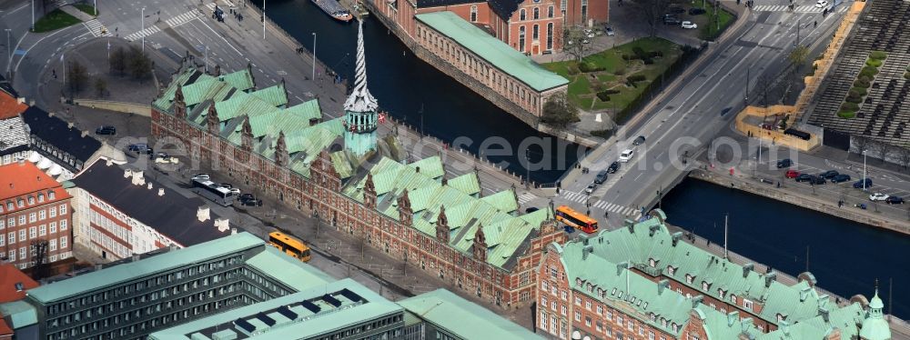 Kopenhagen from the bird's eye view: Facade of the monument Borsen - The Copenhagen Stock Exchange in Copenhagen in Region Hovedstaden, Denmark