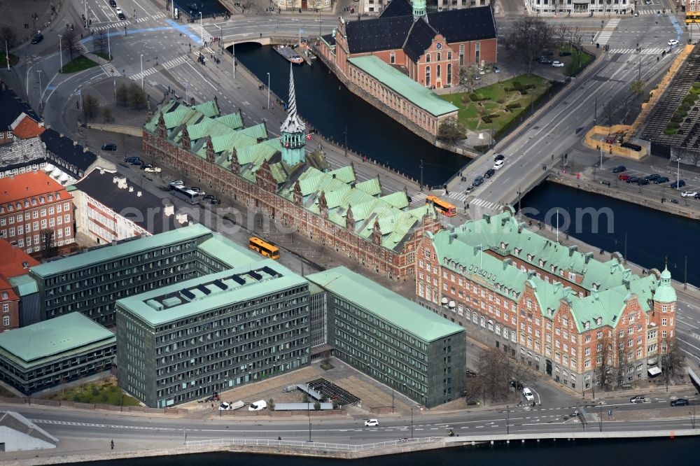 Aerial photograph Kopenhagen - Facade of the monument Borsen - The Copenhagen Stock Exchange in Copenhagen in Region Hovedstaden, Denmark