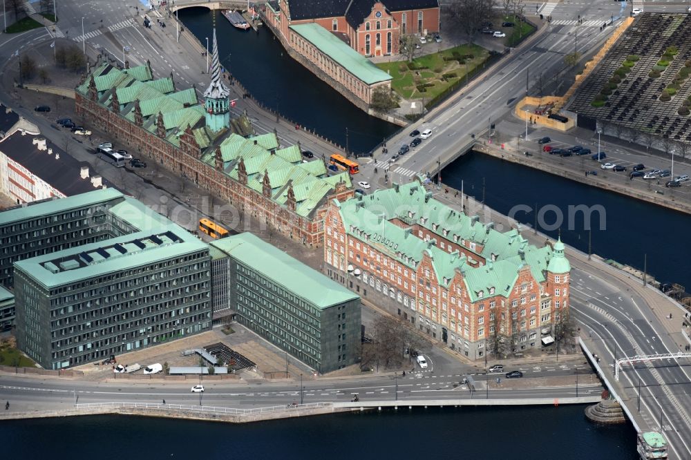 Kopenhagen from the bird's eye view: Facade of the monument Borsen - The Copenhagen Stock Exchange in Copenhagen in Region Hovedstaden, Denmark