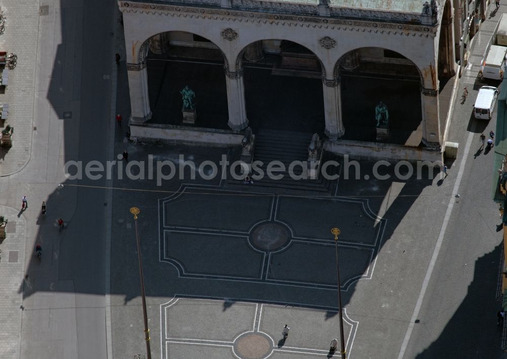 Aerial image München - Sights and tourist attraction of the historical monument Feldherrnhalle at Odeonsplatz in the old town in Munich in the state Bavaria, Germany