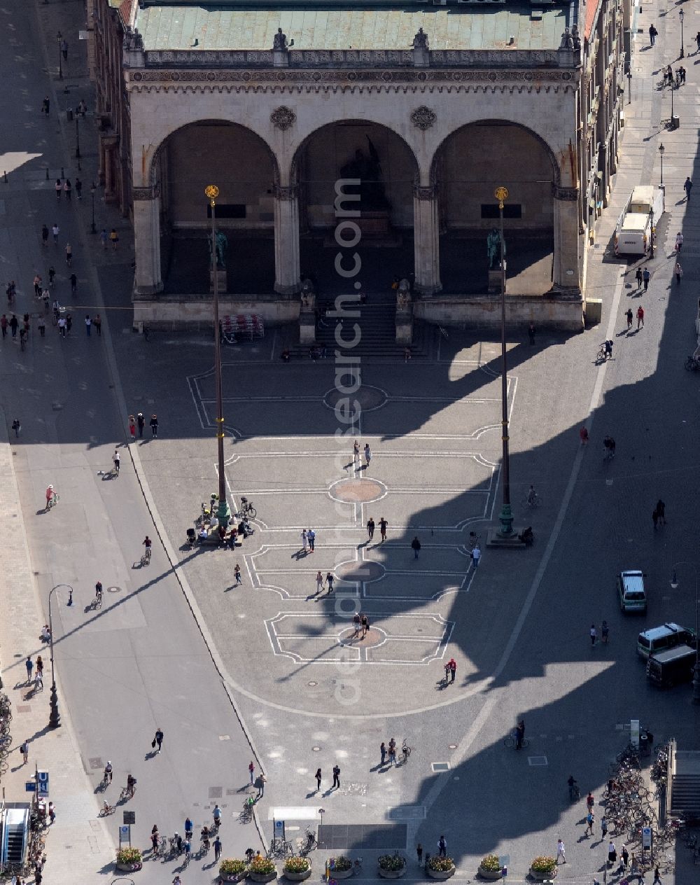 München from the bird's eye view: Sights and tourist attraction of the historical monument Feldherrnhalle at Odeonsplatz in the old town in Munich in the state Bavaria, Germany