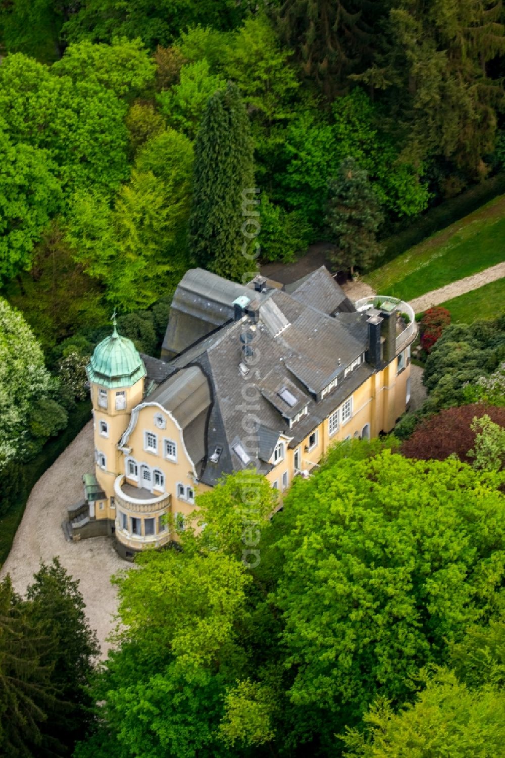 Aerial image Ennepetal - Facade of the monument of historicist factory villa with park a??Haus Doerkena?? also a??Haus Hesterberga?? in Ennepetal on Scharzer Weg in North Rhine-Westphalia, Germany