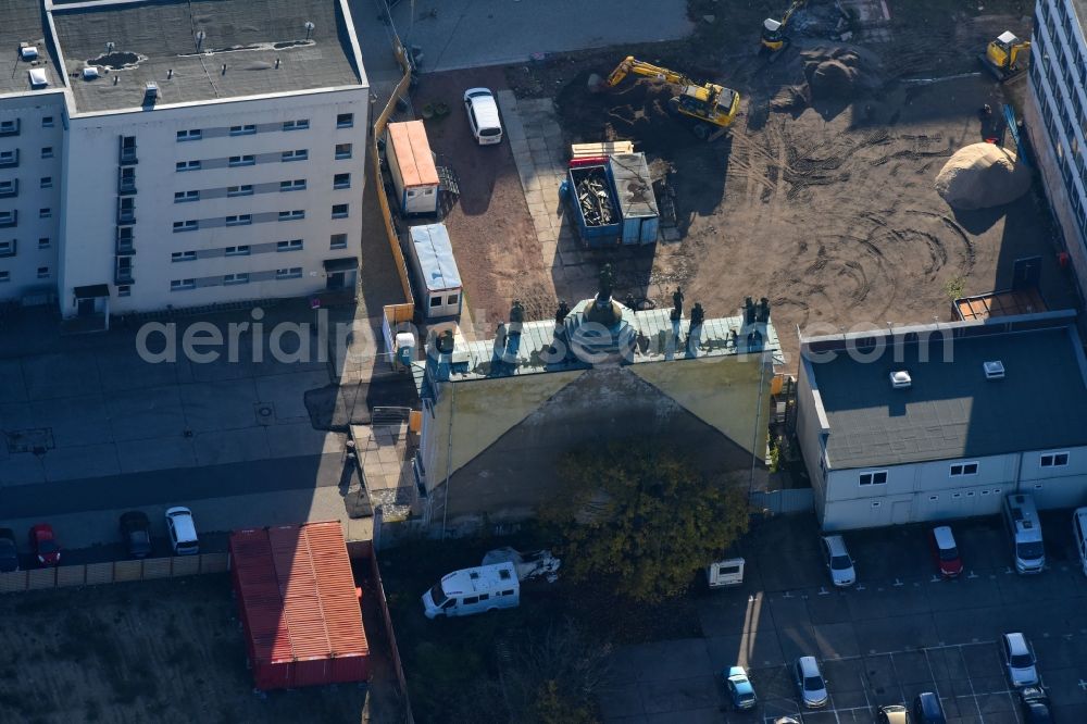 Aerial image Potsdam - Facade of the monument Portal of Splendor - facade of Lange Stall in Werner-Seelenbinder-Strasse in the district Innenstadt in Potsdam in the state Brandenburg, Germany