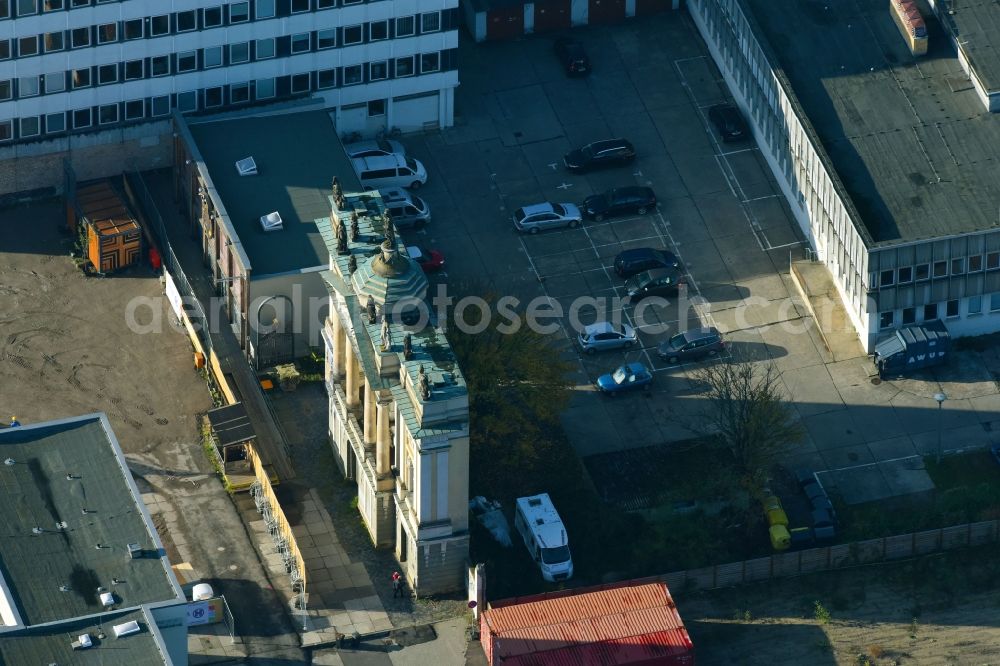 Potsdam from the bird's eye view: Facade of the monument Portal of Splendor - facade of Lange Stall in Werner-Seelenbinder-Strasse in the district Innenstadt in Potsdam in the state Brandenburg, Germany