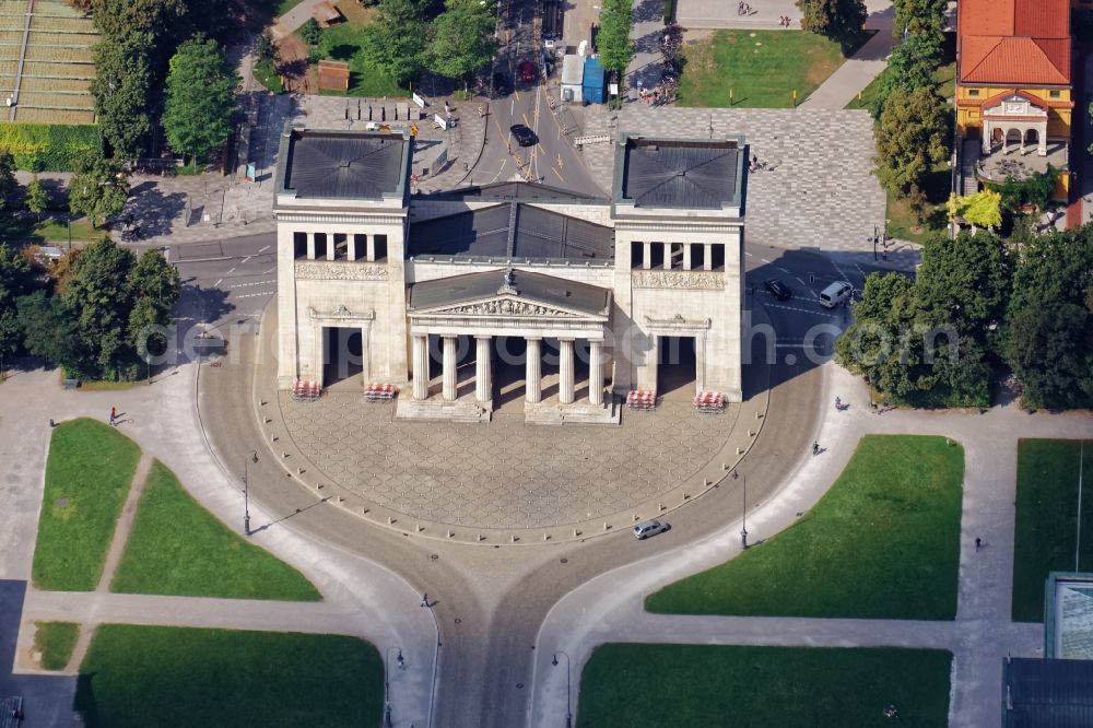 München from the bird's eye view: Facade of the monument Propylaeen on Koenigsplatz in Munich in the state Bavaria