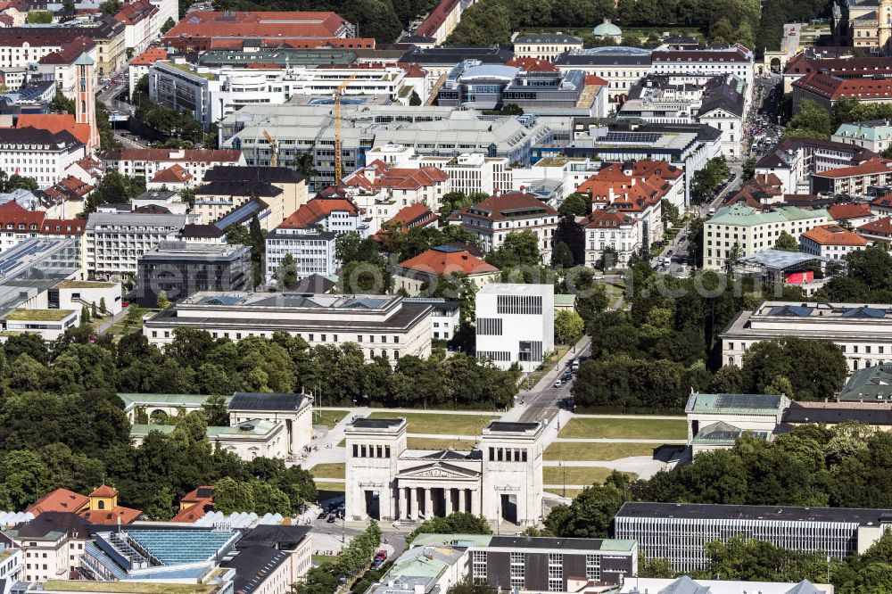 München from the bird's eye view: Facade of the monument Propylaeen on Koenigsplatz in Munich in the state Bavaria