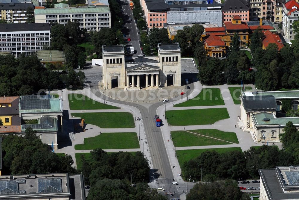 München from the bird's eye view: Facade of the monument Propylaeen on Koenigsplatz in the district Maxvorstadt in Munich in the state Bavaria