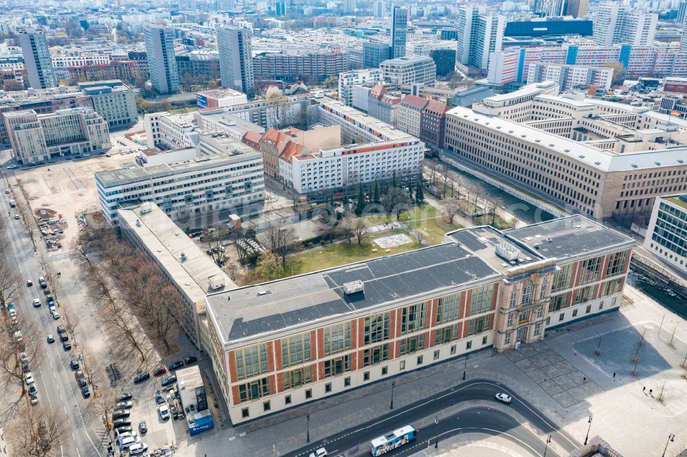 Aerial image Berlin - Facade of the monument Staatsratsgebaeude on Schlossplatz in the district Mitte in Berlin, Germany