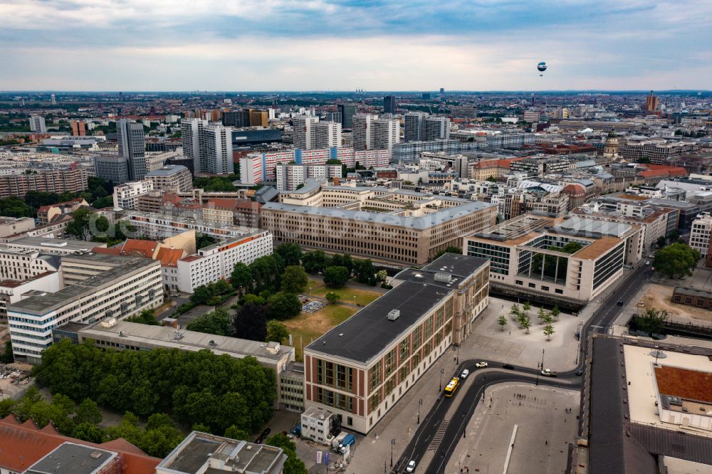 Aerial image Berlin - Facade of the monument Staatsratsgebaeude on Schlossplatz in the district Mitte in Berlin, Germany