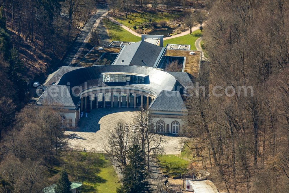 Bad Wildungen from the bird's eye view: Facade of the monument Wondelhalle An of Georg-Viktor-Quelle in Bad Wildungen in the state Hesse, Germany