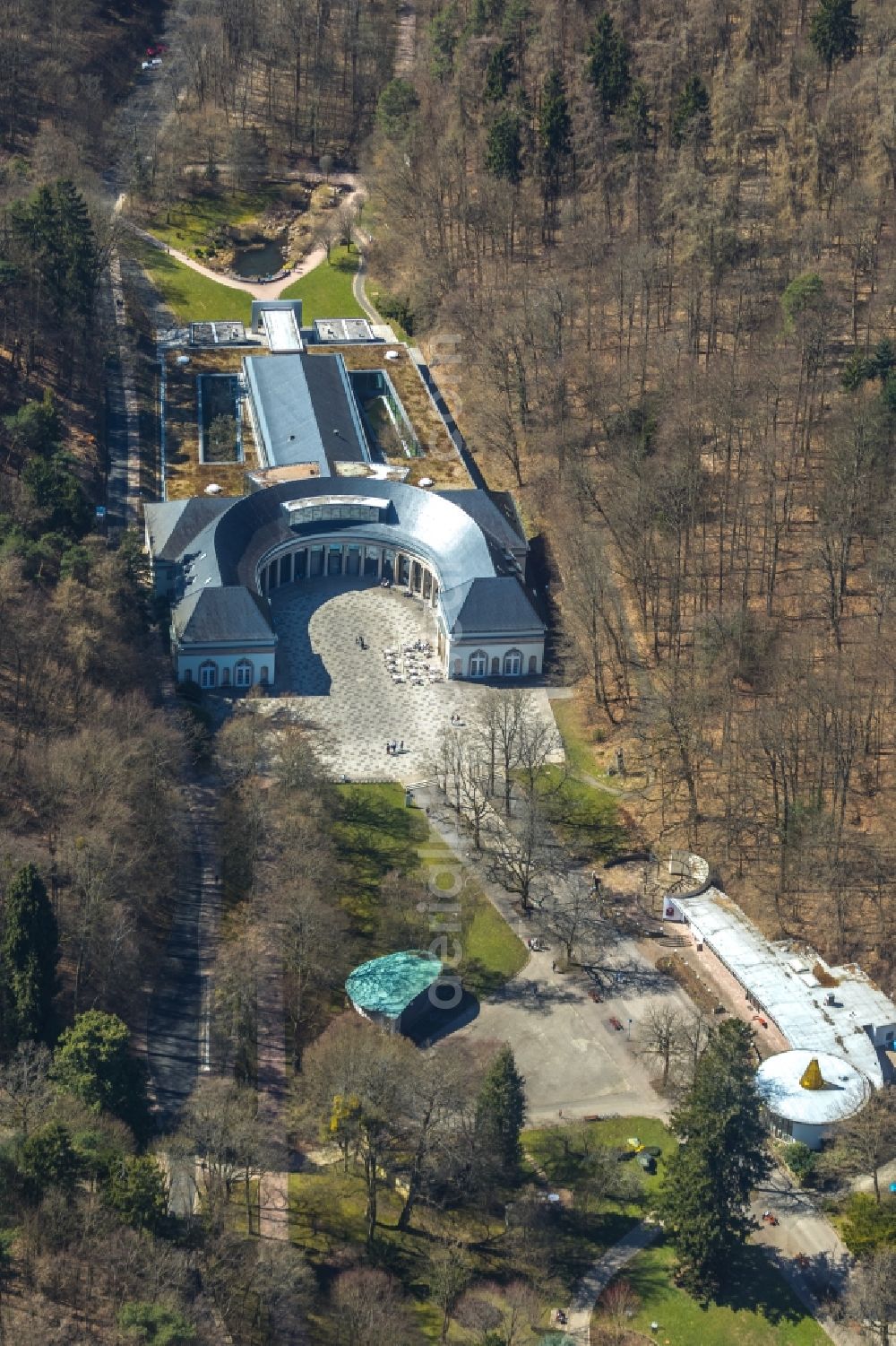 Aerial photograph Bad Wildungen - Facade of the monument Wondelhalle An of Georg-Viktor-Quelle in Bad Wildungen in the state Hesse, Germany