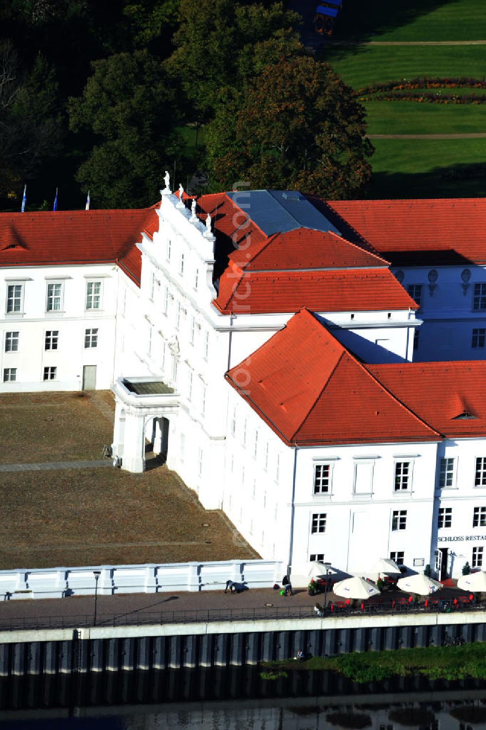 Aerial image Oranienburg - Facade of the palace of Oranienburg. The lavishly reconstructed castle is the oldest Baroque castle in the Mark Brandenburg